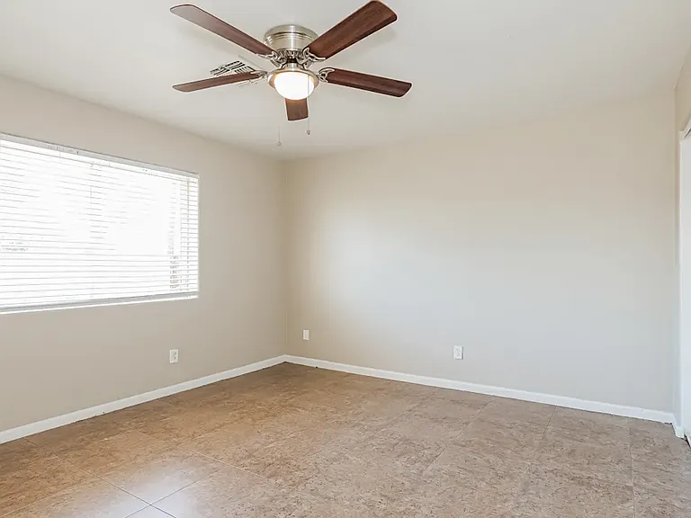 7518 W Whitton Ave — Photo 3
