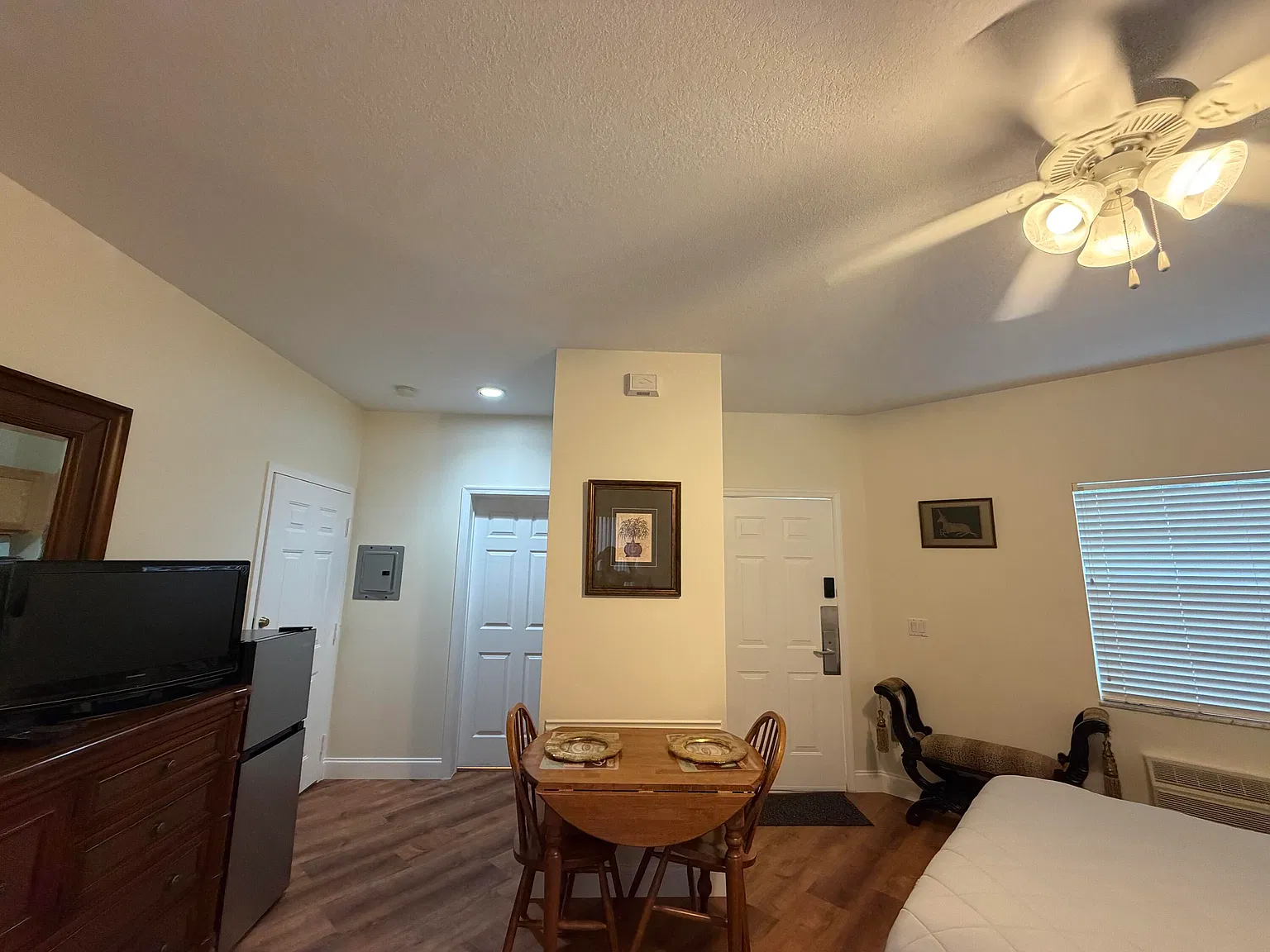 Studio, 1.0 bath, 450 sqft, $1,300 — Photo 1