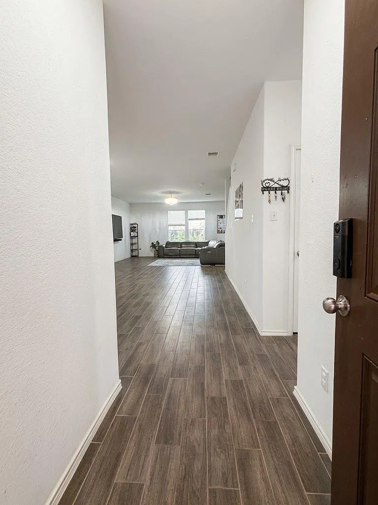 4 bed, 3.0 bath, 2667 sqft, $2,300 — Photo 3