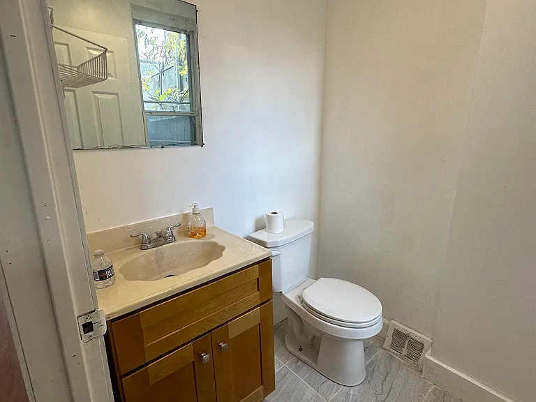 2240 Snyder Ave — Photo 13