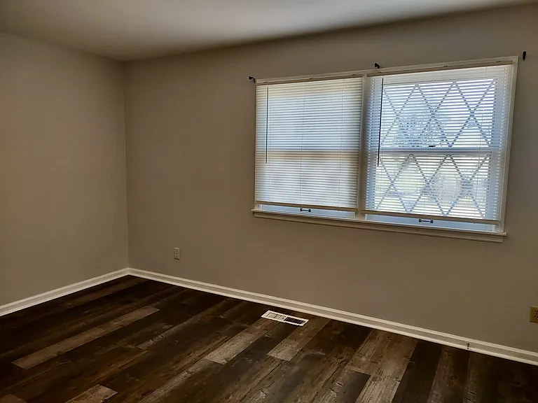 117 E Moore St — Photo 7
