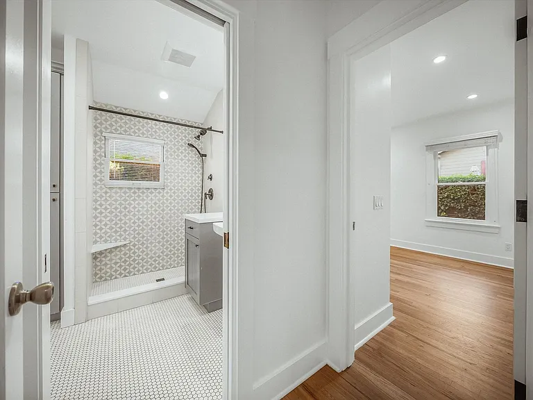 617 De La Vina St — Photo 28