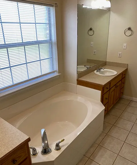 MasterBath w/garden tub