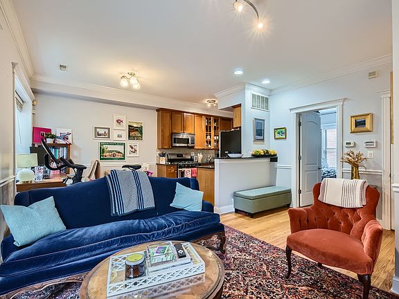 4th image of 625 W Arlington Pl APT 1S