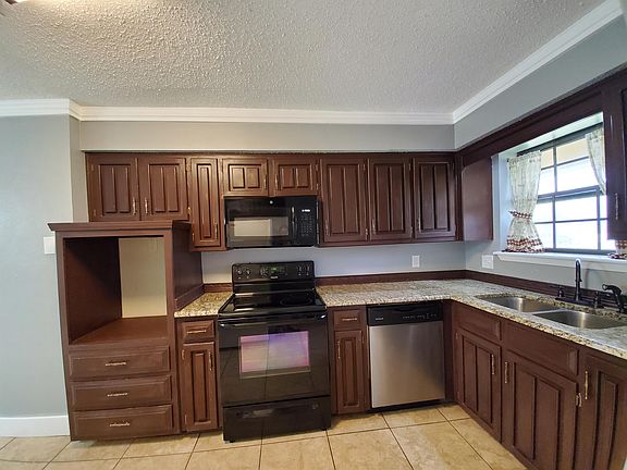 2nd image of 3324 Carriage Cir