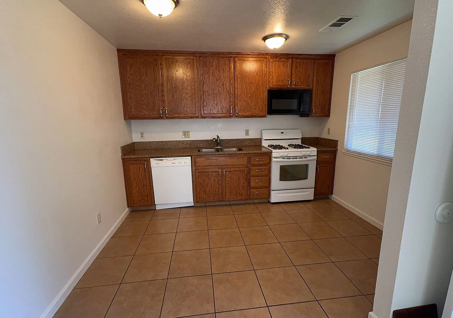 Oakdale-2 bedroom/1 bath Apartment — Photo 4