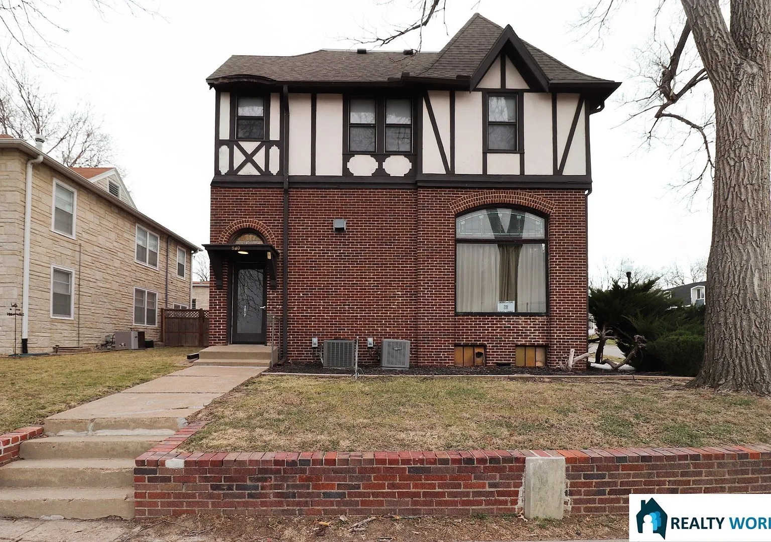 2406 J — Photo 1