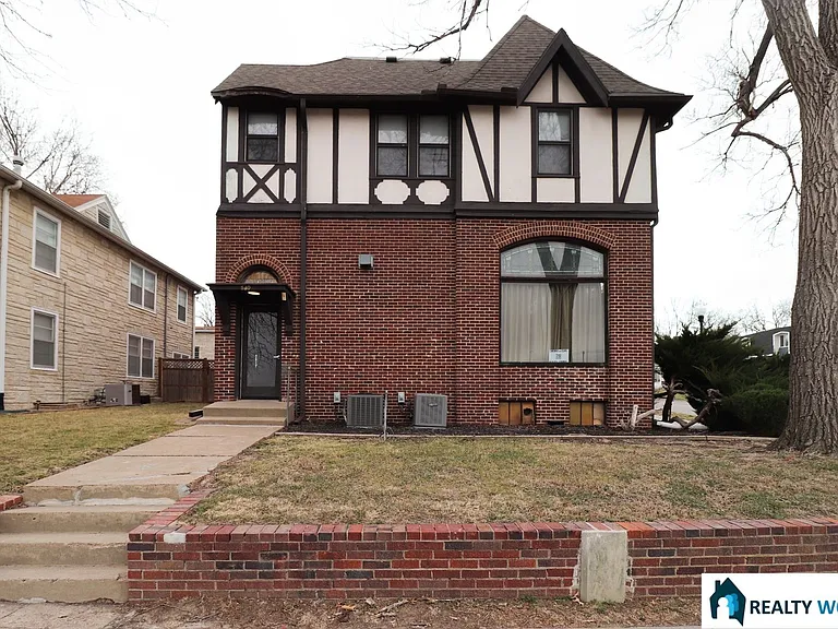 2406 J — Photo 1