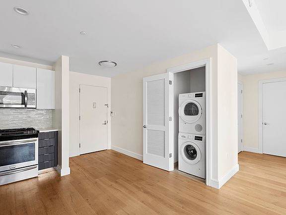 3rd image of 2519 43rd Ave #606