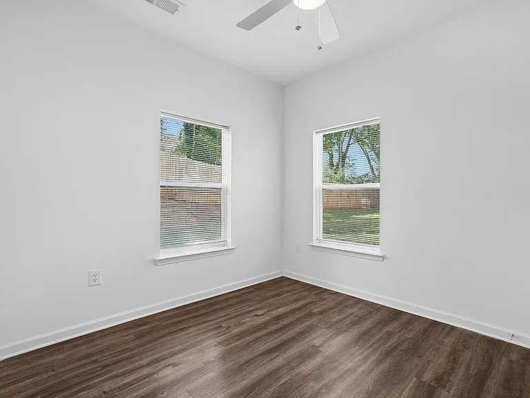 Central Terrace Apartments — Photo 10