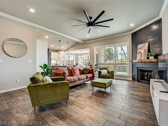 5th image of 2502 Mimosa St