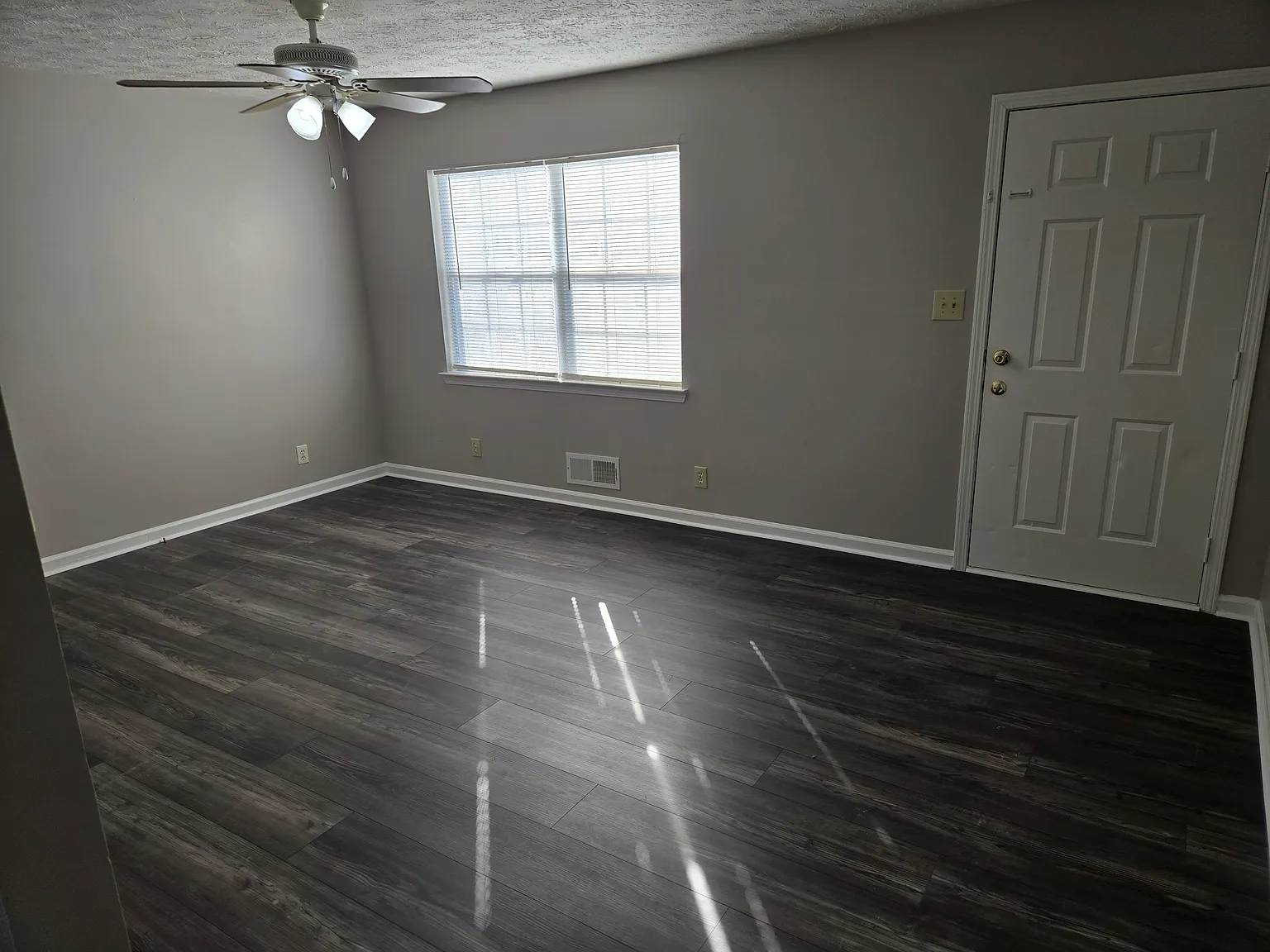 2 bed, 910 sqft, $1,300 — Photo 1