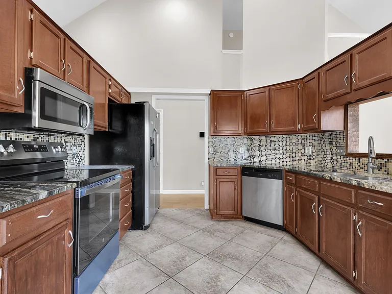 1104 Crestfield Dr — Photo 25