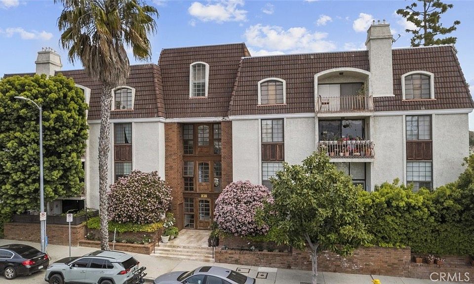 1st image of 838 S Barrington Ave APT 102