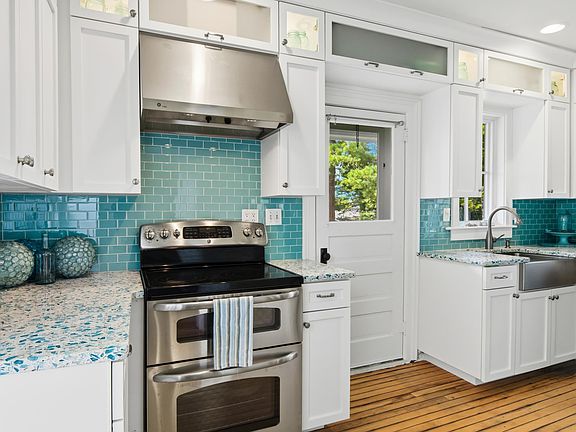 3rd image of 613 Traverse St