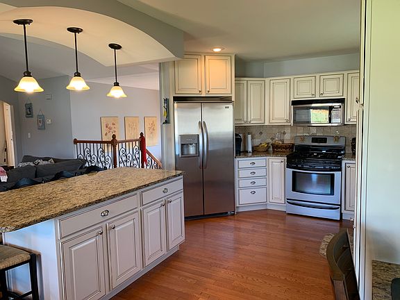 3rd image of 901 Lakeview Ct