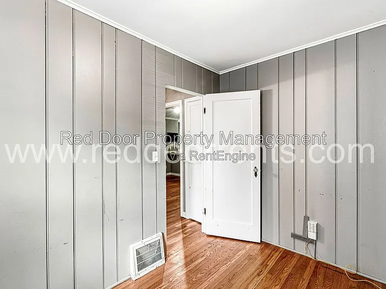 129 E 49th St — Photo 17