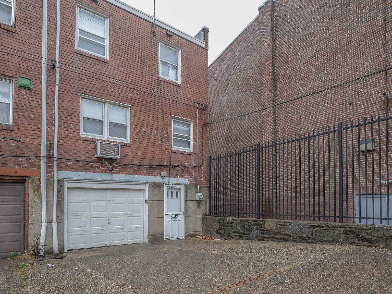 4011 Stirling St — Photo 2