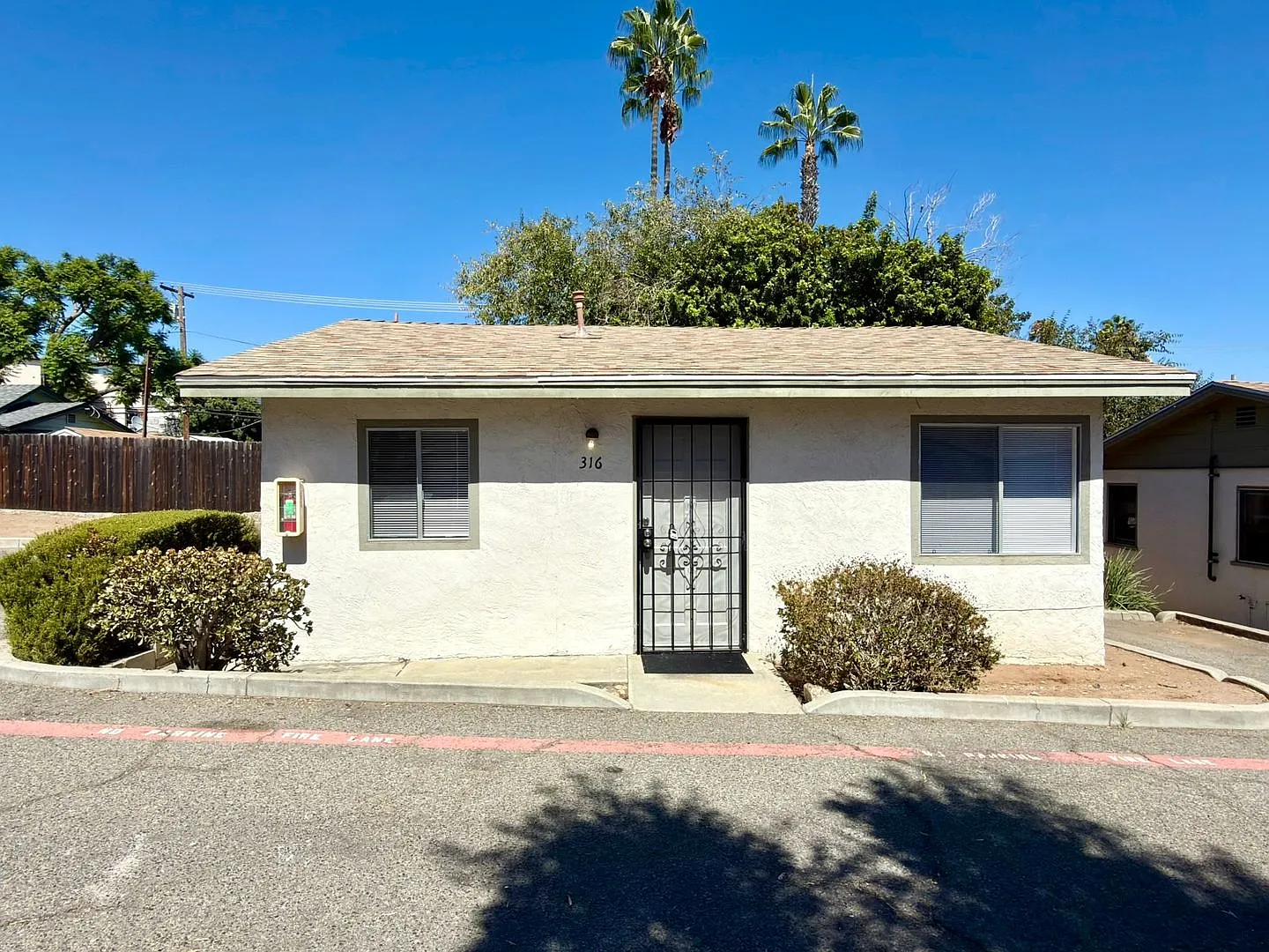 Single Level Cottage Near Downtown! — Photo 2