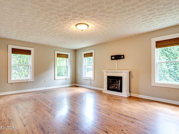 3rd image of 8703 Villa Crest Cir