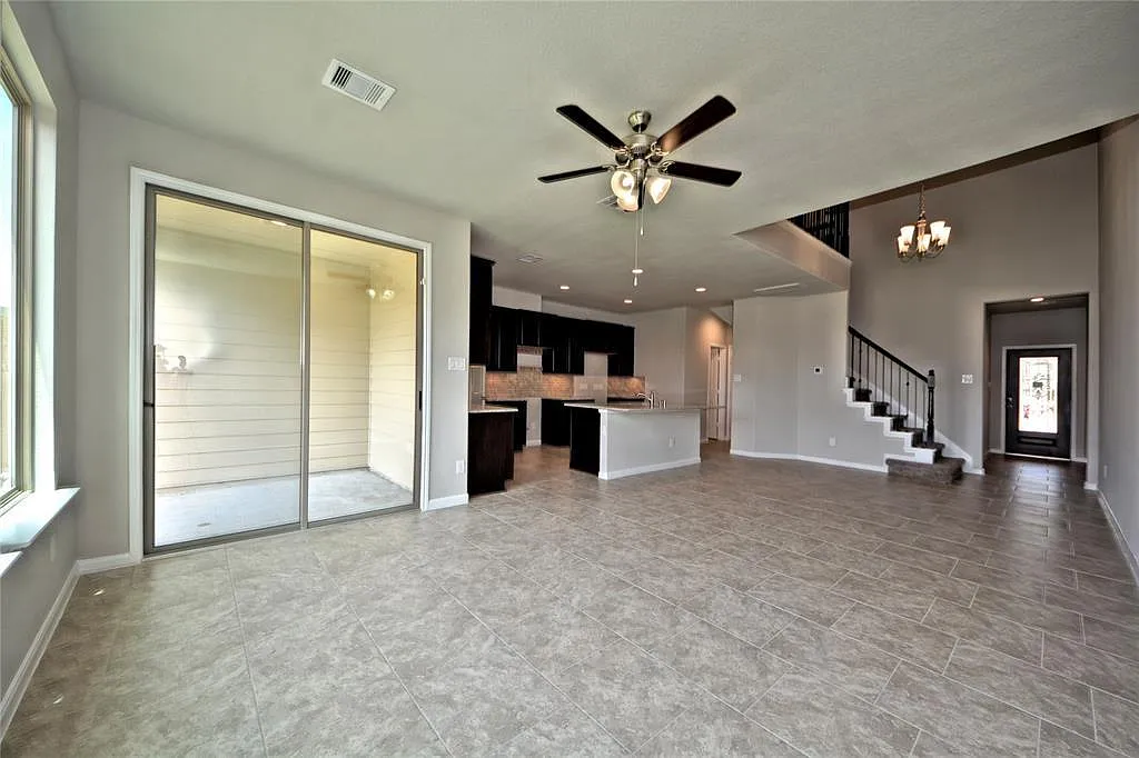3 bed, 2.5 bath, 1918 sqft, $2,200 — Photo 3