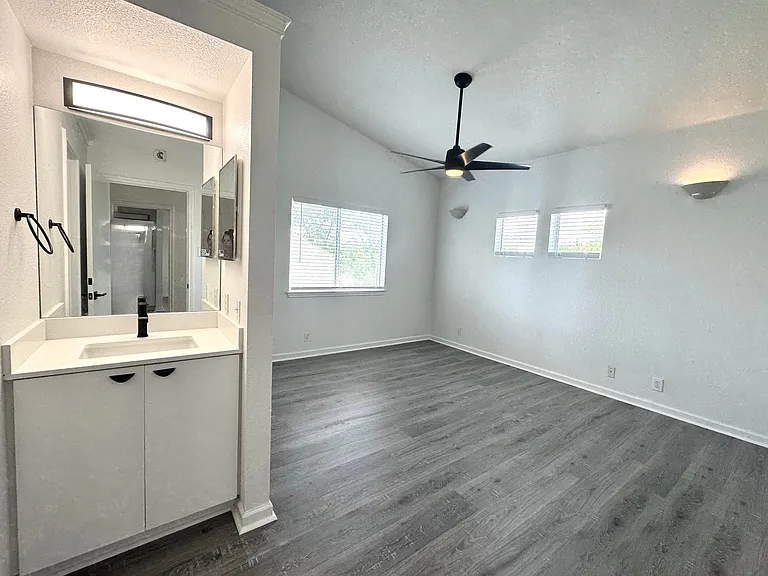 3410 Speedway #B — Photo 23