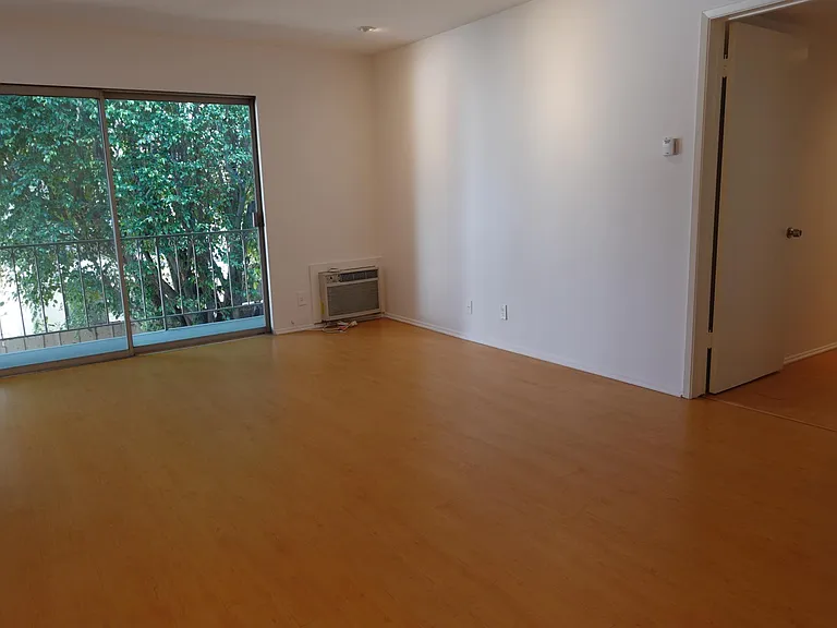546 N Flores St #6 — Photo 3