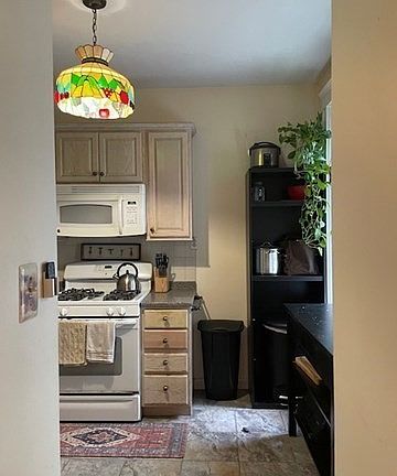 3rd image of 155 Strathmore Rd APT 3