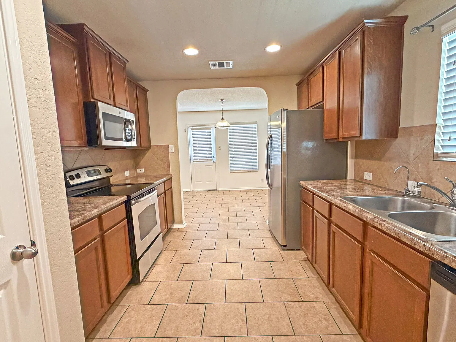 4 bed, 2.5 bath, 2269 sqft, $1,950 — Photo 4