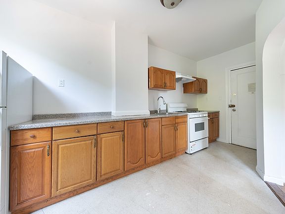 4th image of 307 Flatbush Ave #2