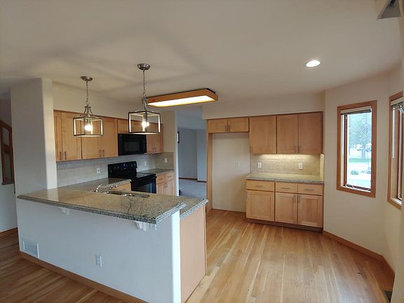 4th image of 856 W Barberry Cir