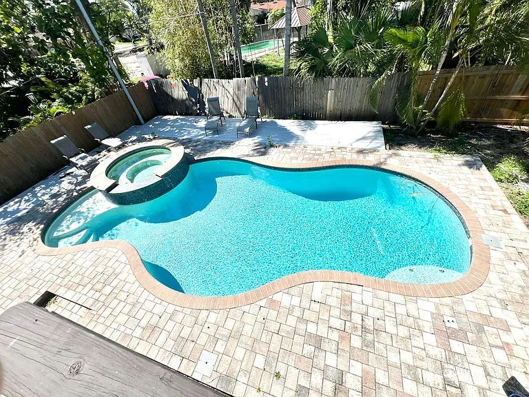 Outdoor pool, furnished