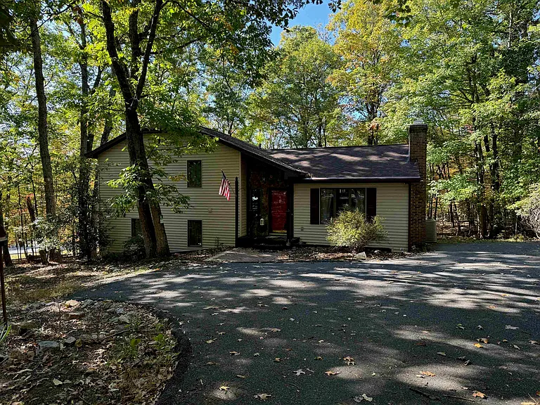 135 Inglewood Ct — Photo 1