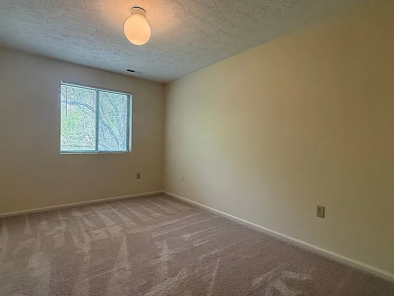 4002 Governors Sq #7 — Photo 8