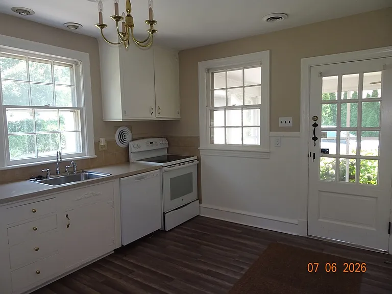 302 Riverside Dr — Photo 9