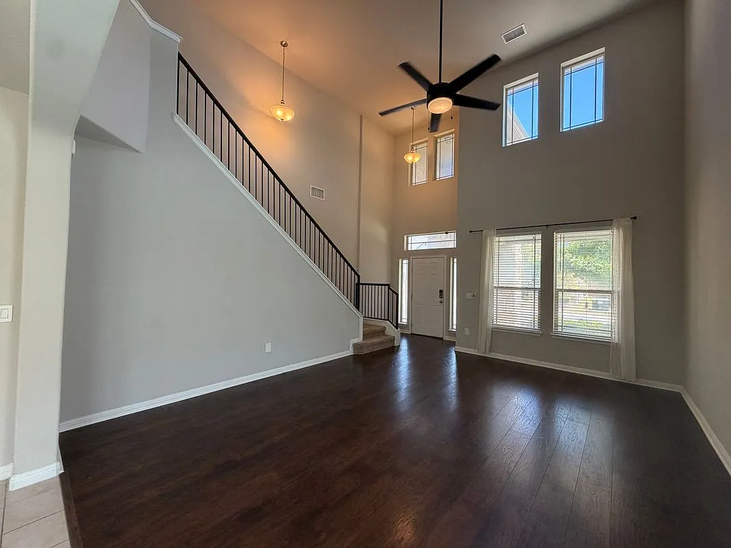 3 bed, 2.5 bath, 2117 sqft, $2,500 — Photo 4