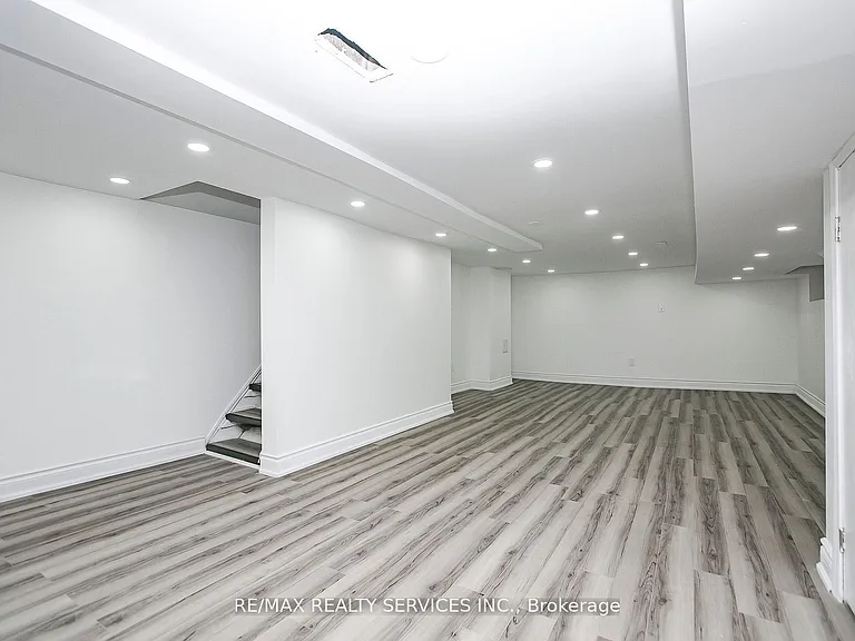 20 Somerset Ave E — Photo 34