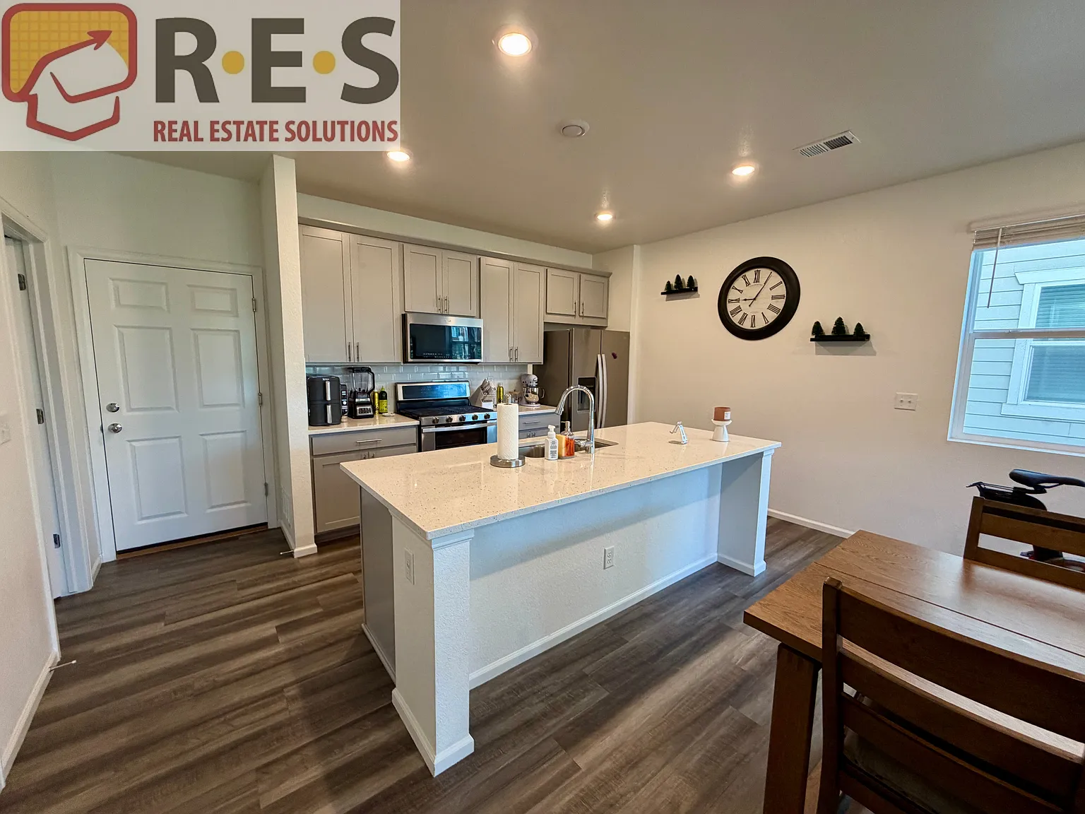 3 bed, 2.5 bath, 1877 sqft, $2,895 — Photo 2