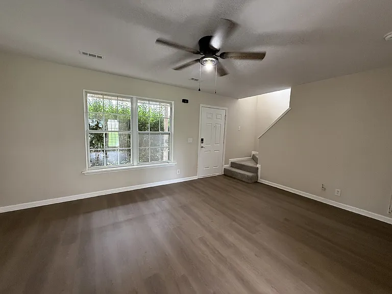 1240 Shannon Ln — Photo 5