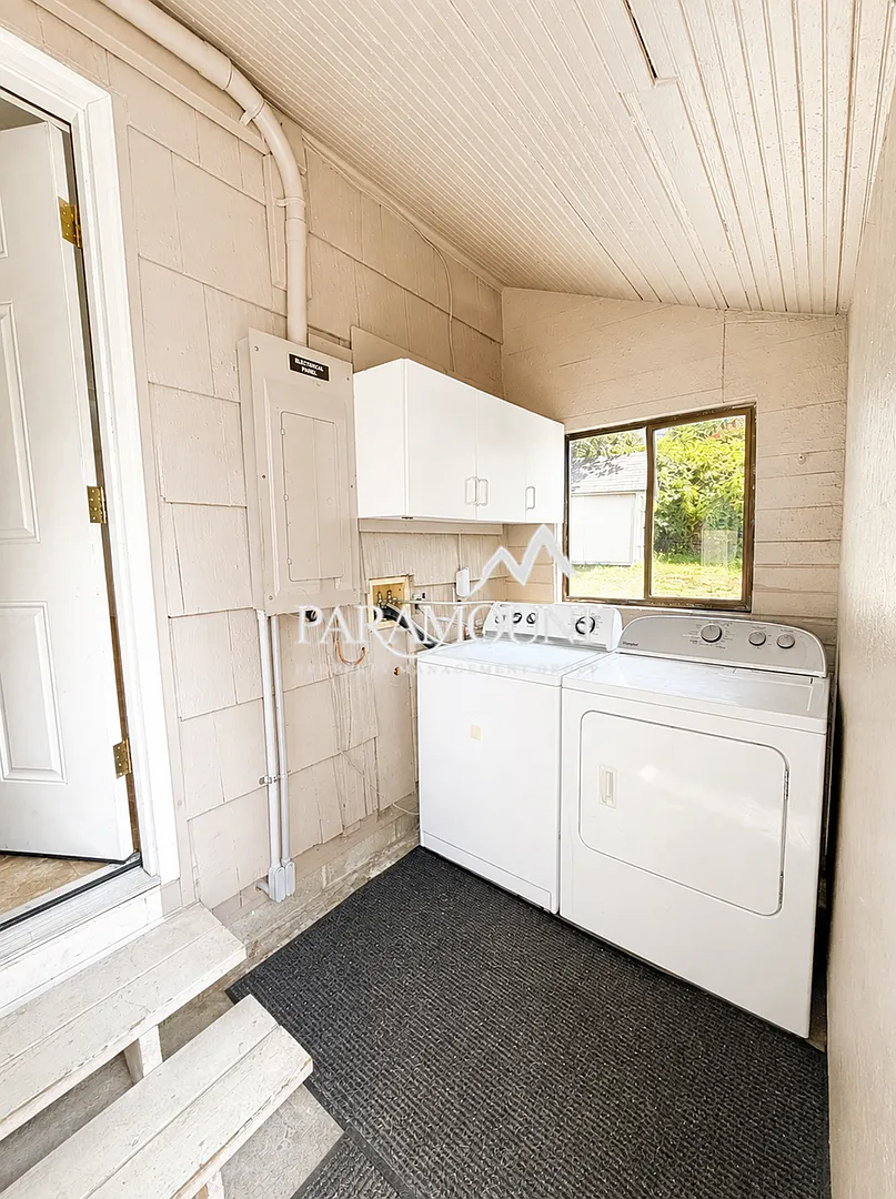 Charming 1 Bed / 1 Bath, Centrally Located! — Photo 3