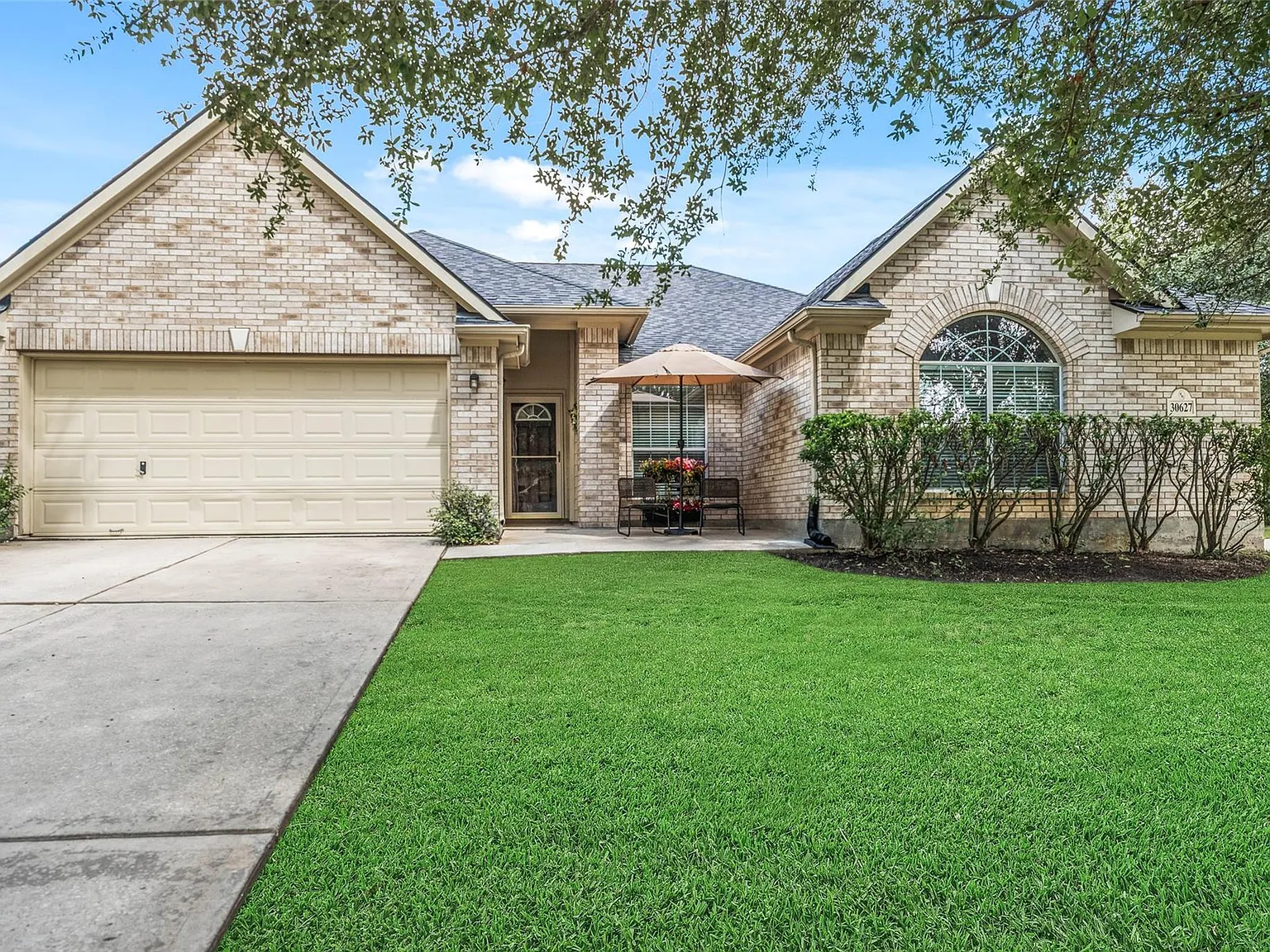 3 bed, 2.0 bath, 2206 sqft, $2,250 — Photo 1