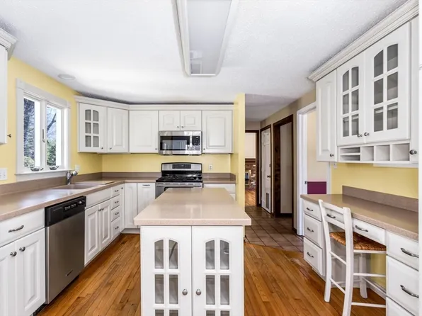 4 Independence Ln, Millis, MA 02054