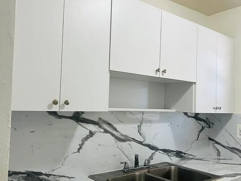 Jaclyn Apartments — Photo 14