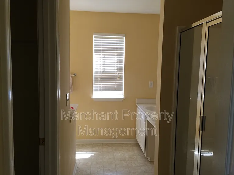 305 Londonderry Ct — Photo 11