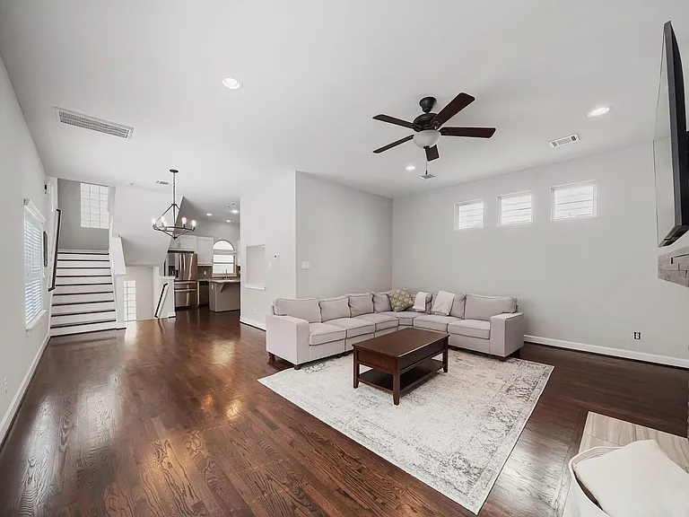 526 Westcross St — Photo 7