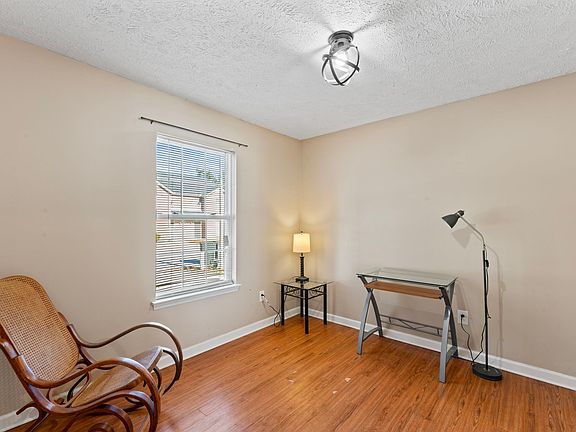 4th image of 1422 Middleborough Ct