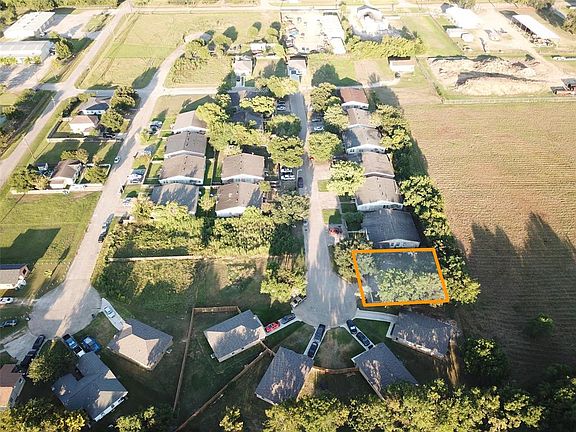 3rd image of 15 Carol Ct