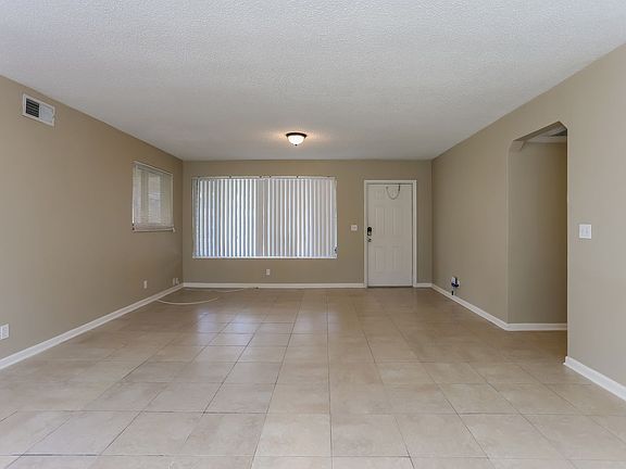 4th image of 410 NW 40th Ter