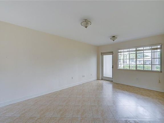 3rd image of 410 SW 15th St APT 105