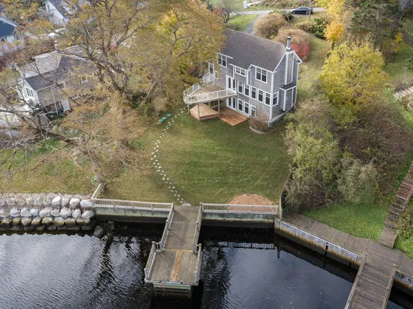 10 Schooner Cove Rd, Halifax, NS B3Z 2B4